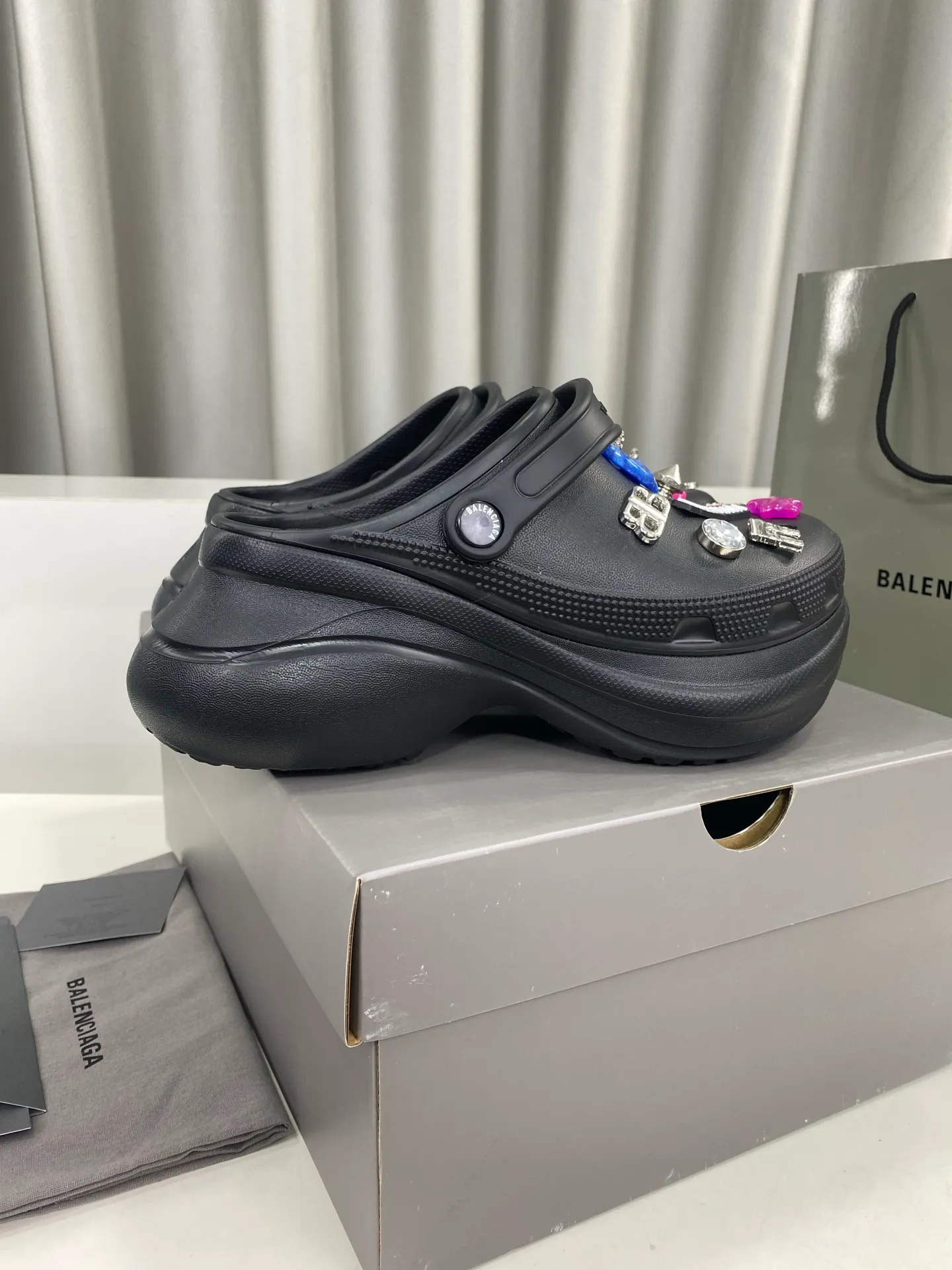 💕💕Factory direct selling price p560💕💕 Men’s and women’s Balenciaga x Crocs co-branded Crocs‼ ️ Balenciaga x Crocs' latest spring and summer couple's Crocs, a new dark horse item for spring 25, fashion bloggers at home and abroad have put on foot shows, popular on social platforms at home and abroad, fashionistas must buy, various Balenciaga element hardware buckle DIY highly brand-recognizable, heavy investment in mold making, ingenious craftsmanship, accurate restoration of every detail, original molded EVA rubber and plastic one-piece outsole, super light on the foot, 6cm outsole height, a proper heightening artifact Original complete package Size: 35-45